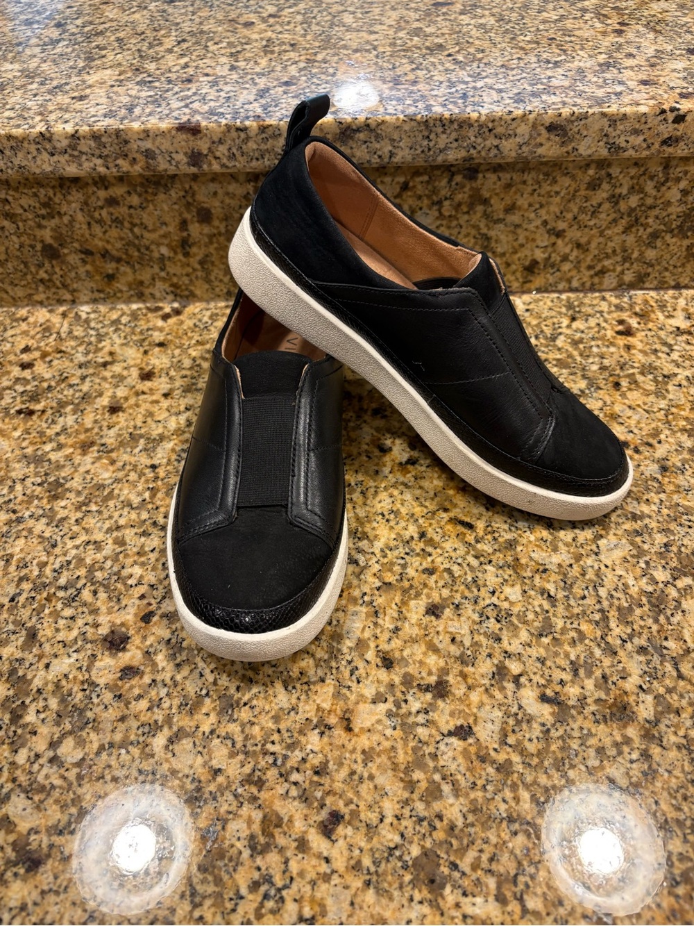VIONIC Zinah Black Leather Slip On Shoes Loafer Sneakers Size 6.5 Wide EUC